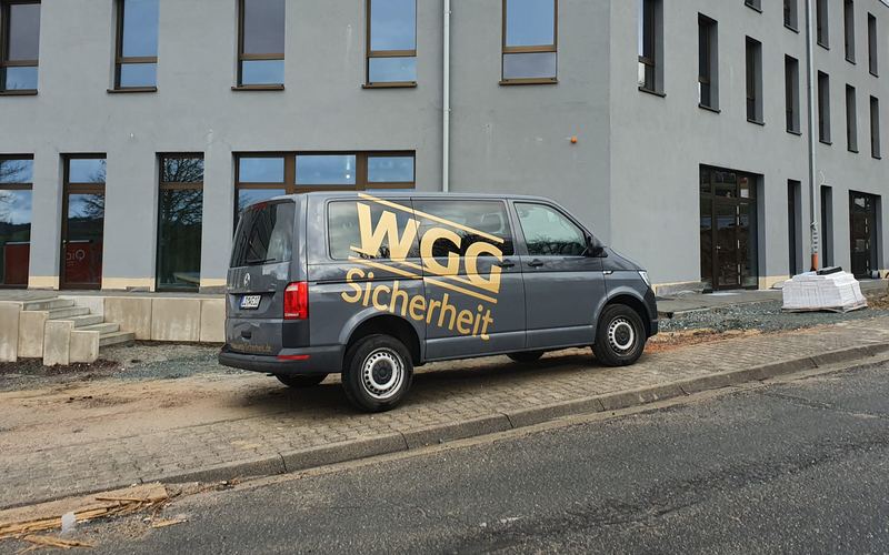 Einsatzfahrzeug der WGG Sicherheit vor einem Neubau