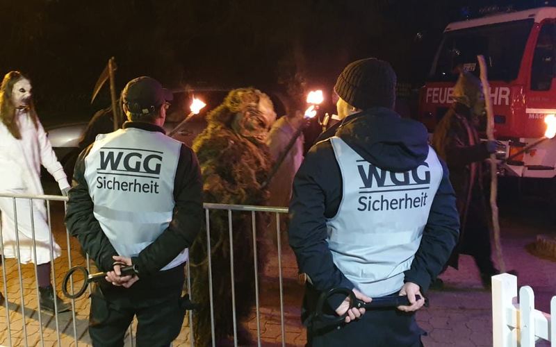 Zwei Sicherheitskräfte der WGG Sicherheit an der Absperrung einer Abendveranstaltung