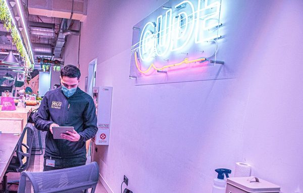 Mitarbeiter der WGG Sicherheit beim Empfangsdienst