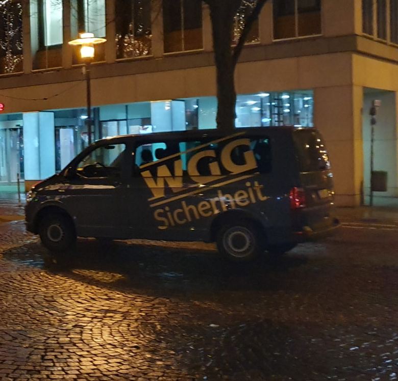 Einsatzfahrzeug der WGG Sicherheit bei Nacht