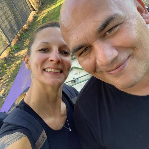 Zwei Kollegen der WGG Sicherheit machen ein Selfie